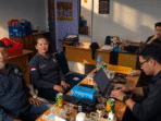 Rapat Kantor Bernuansa Dokumenter Dramatis